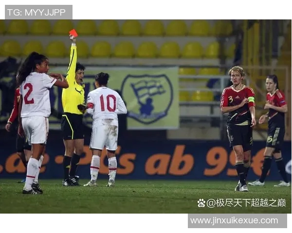 球员比赛中被红牌罚下，镜头捕捉愤怒瞬间